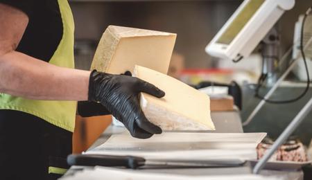Le lexique secret des fromagers : que veulent dire "pâte molle", "croûte fleurie", "affinage long" ?